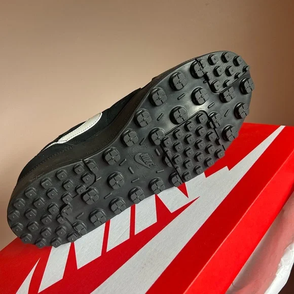 Nike Black and White Low-Top Sneakers with Mesh - Picture 5 of 7